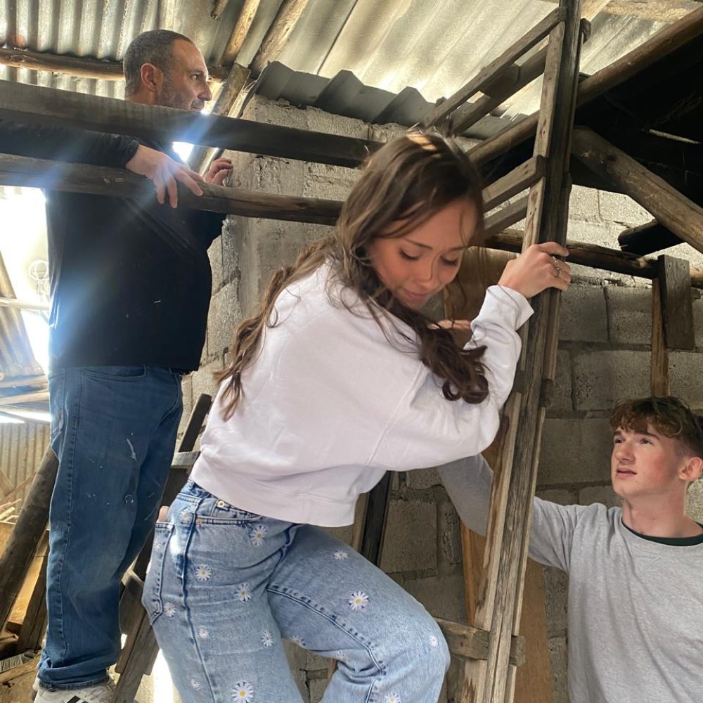 Construcción Baño en la casa niñas Espín